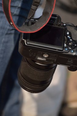 fotoğrafçı holding kamera.