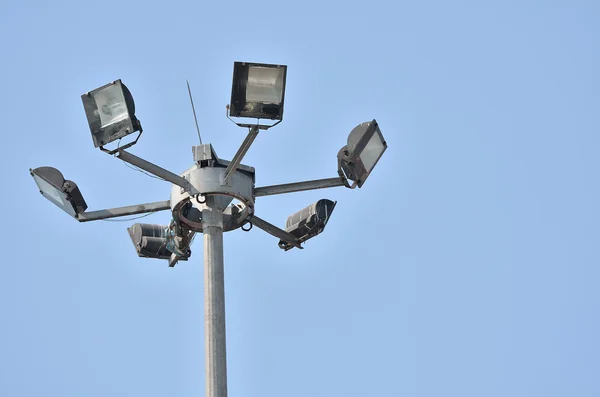 Torre di illuminazione in cielo — Foto Stock