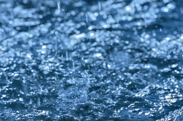 Kapky deště na vodě. — Stock fotografie