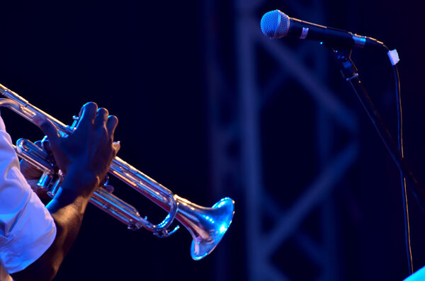 Играя на саксофоне
