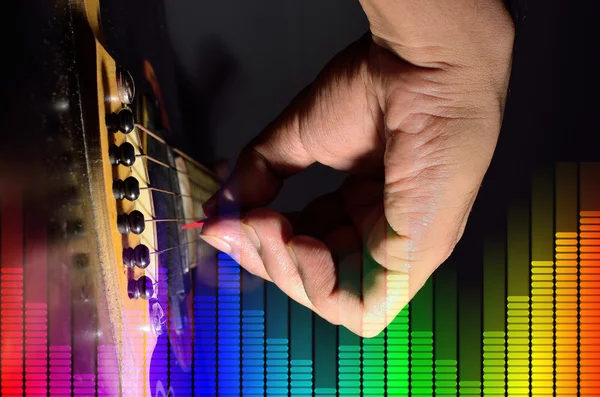 Guitarra acústica tocando. —  Fotos de Stock