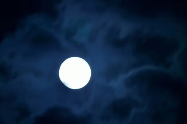 月亮和云 — 图库照片