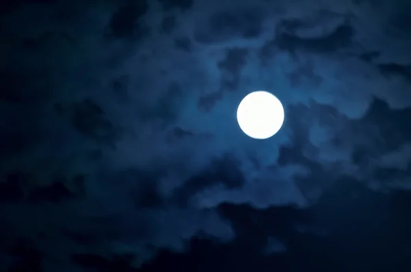 Луна и облако — стоковое фото