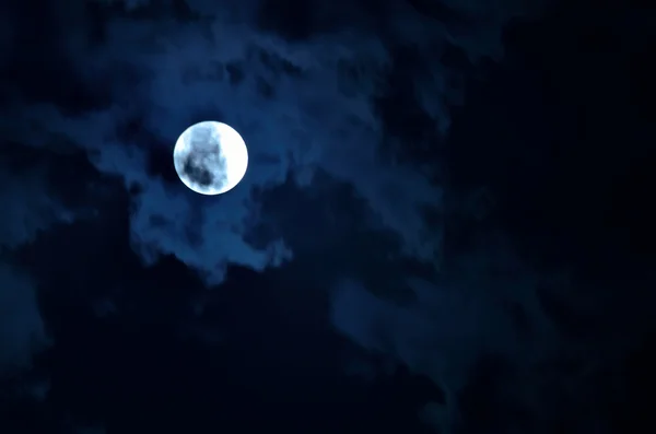 Луна и облако — стоковое фото
