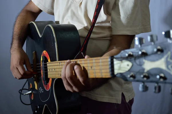 Oynarken gitarist — Stok fotoğraf