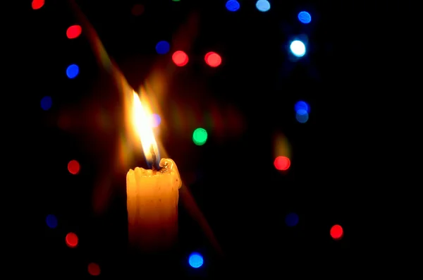 Vela com luz embaçada no fundo — Fotografia de Stock