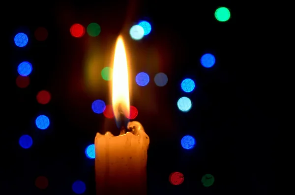 Kerze mit verschwommenem Licht im Hintergrund — Stockfoto