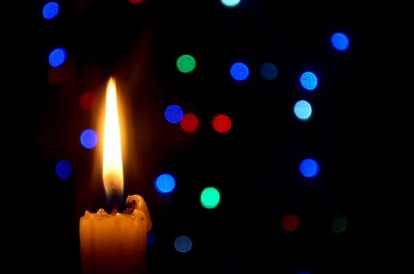 배경에서 빛 블러와 촛불 — 스톡 사진