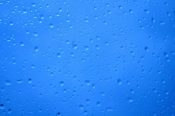 Gouttes d'eau sur verre de fenêtre — Photo