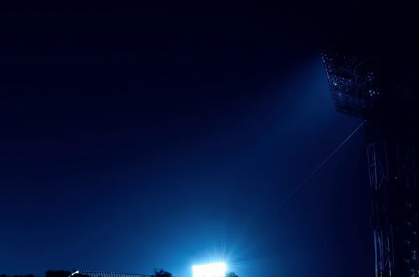 Egy éjszaka stadionban fényvetők — Stock Fotó
