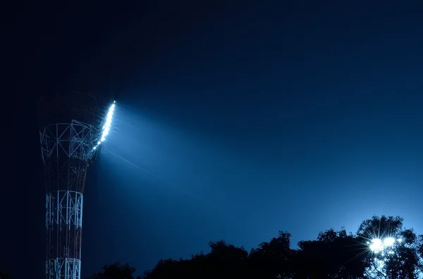 Proyectores en un estadio nocturno — Foto de Stock