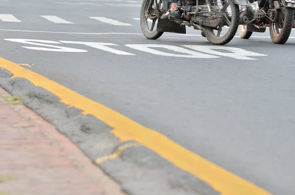 얼룩말 교차점에 서 있는 자전거 — 스톡 사진