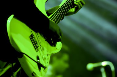 gitar çalmak