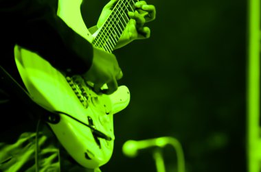 gitar çalmak