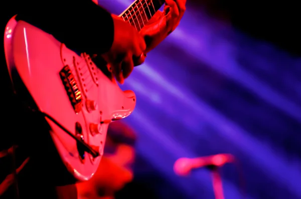 Tocar guitarra — Fotografia de Stock