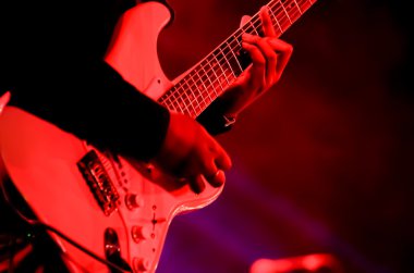 oynarken gitarist