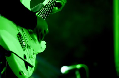 oynarken gitarist