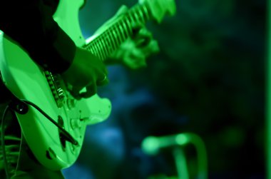 oynarken gitarist