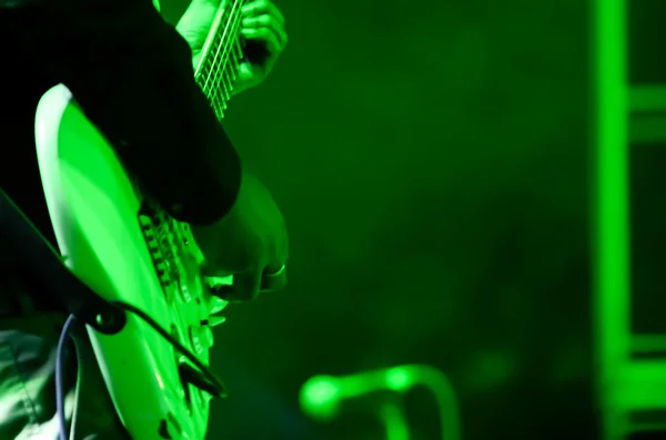 Guitarrista a tocar — Fotografia de Stock