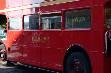 Kırmızı otobüs