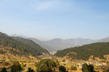 Mavi gökyüzünün altındaki dağ köyü manzarası