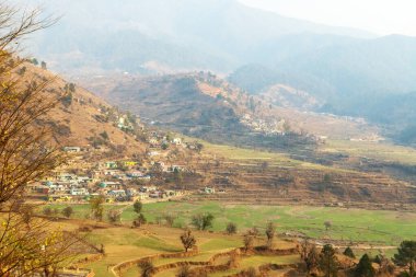 Hindistan 'daki dağ köyü manzarası