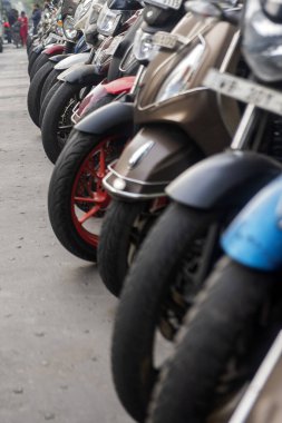 Yolun kenarına park edilmiş motosikletliler