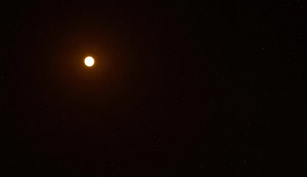 Glühender Mond in einer Nacht — Stockfoto