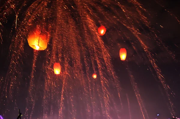 Feux d'artifice colorés dans le ciel — Photo