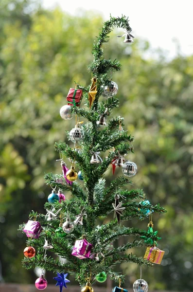 Kerstboom met geschenkdozen — Stockfoto