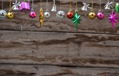 Ahşap arka plan ile Noel hediye