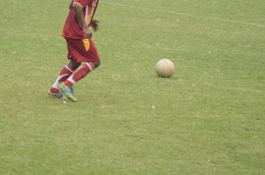 Çocuk futbol oynuyor.