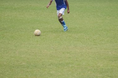 Çocuk futbol oynuyor.