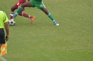 Çocuklar futbol oynuyor