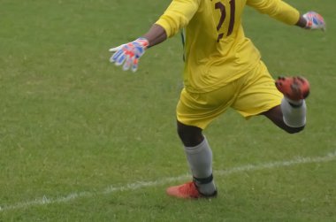 Çocuk futbol oynuyor.