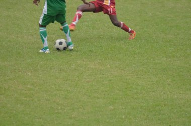 Çocuklar futbol oynuyor.