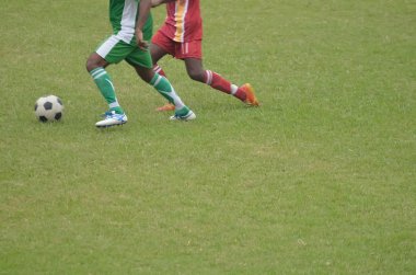 Çocuklar futbol oynuyor.