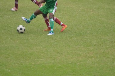 Çocuklar futbol oynuyor.