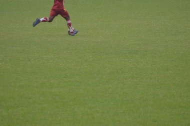 Çocuk futbol oynuyor.