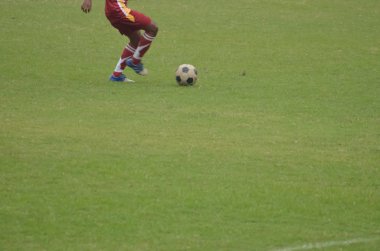 Çocuk futbol oynuyor.