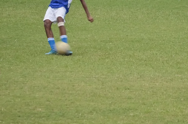 Chłopiec gra w piłkę nożną. — Zdjęcie stockowe