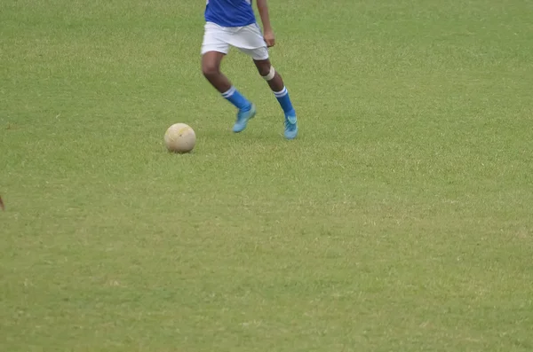 Хлопчик грає у футбол — стокове фото