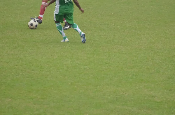 Les garçons jouent au foot. — Photo