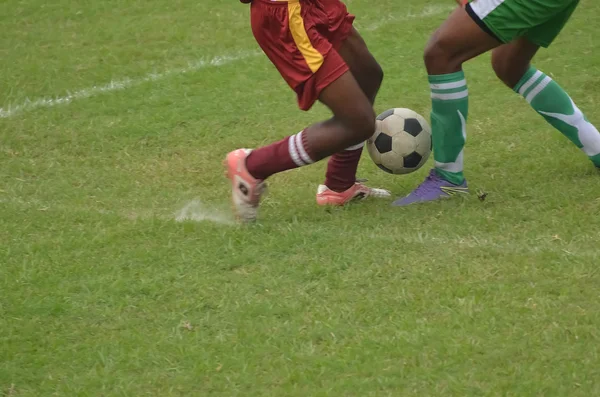 Les garçons jouent au foot. — Photo