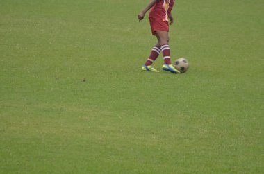 Çocuk futbol oynuyor.