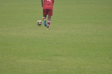 Çocuk futbol oynuyor.