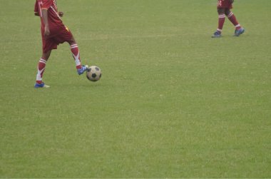 Çocuk futbol oynuyor.