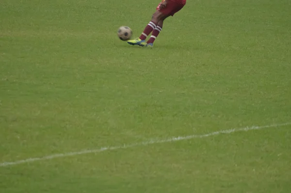 Menino jogando futebol — Fotografia de Stock