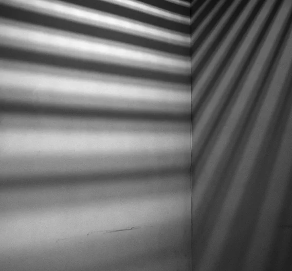 Lights and shadows falling on corner  concrete wall — Stock Photo, Image