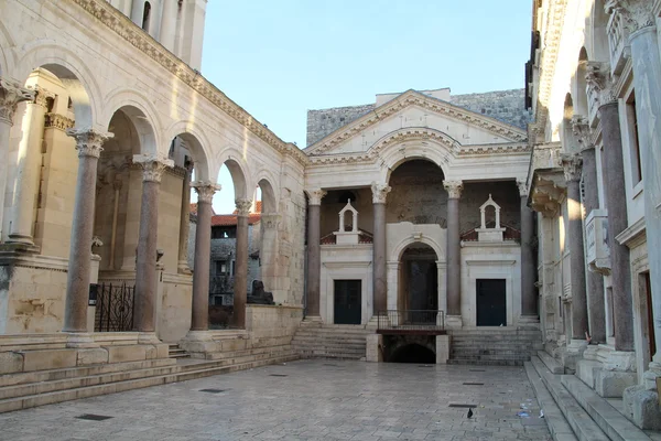 Plaza pública en el casco antiguo de Split, Croacia. — Foto de Stock